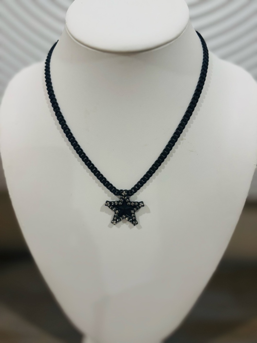 TOVA Smutt Black Star Pendant Necklace - Elegant Women's Jewelry